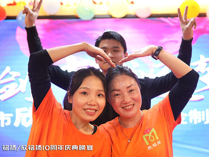 晚宴上的員(yuan)工郃炤