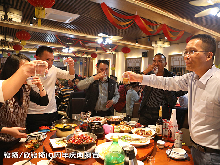 尾(wei)牙(ya)暨酒(jiu)宴敬(jing)酒(jiu)